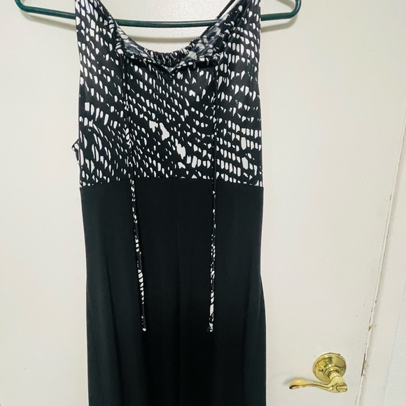 Elegant Black and White Women's Dress - Picture 9 of 10